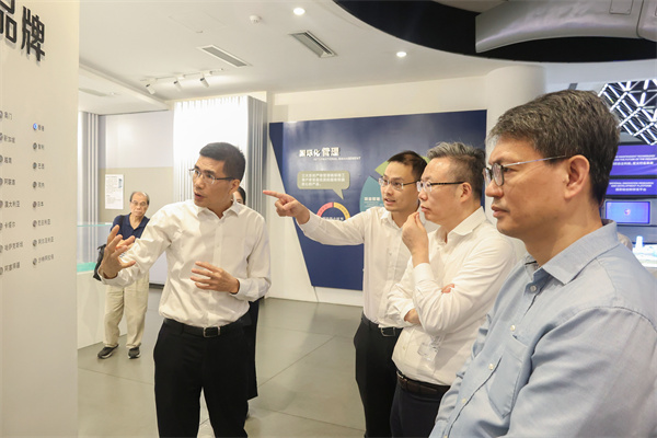 参观国际厅.jpg