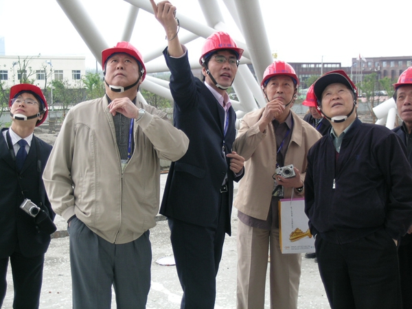 刘中华（中）.JPG